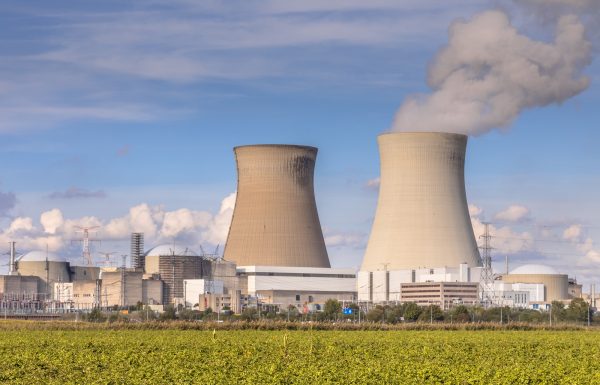 Nuclear power plant with cooling towers